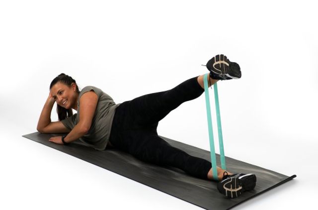 The correct form to stretch with bands, get healthier at home